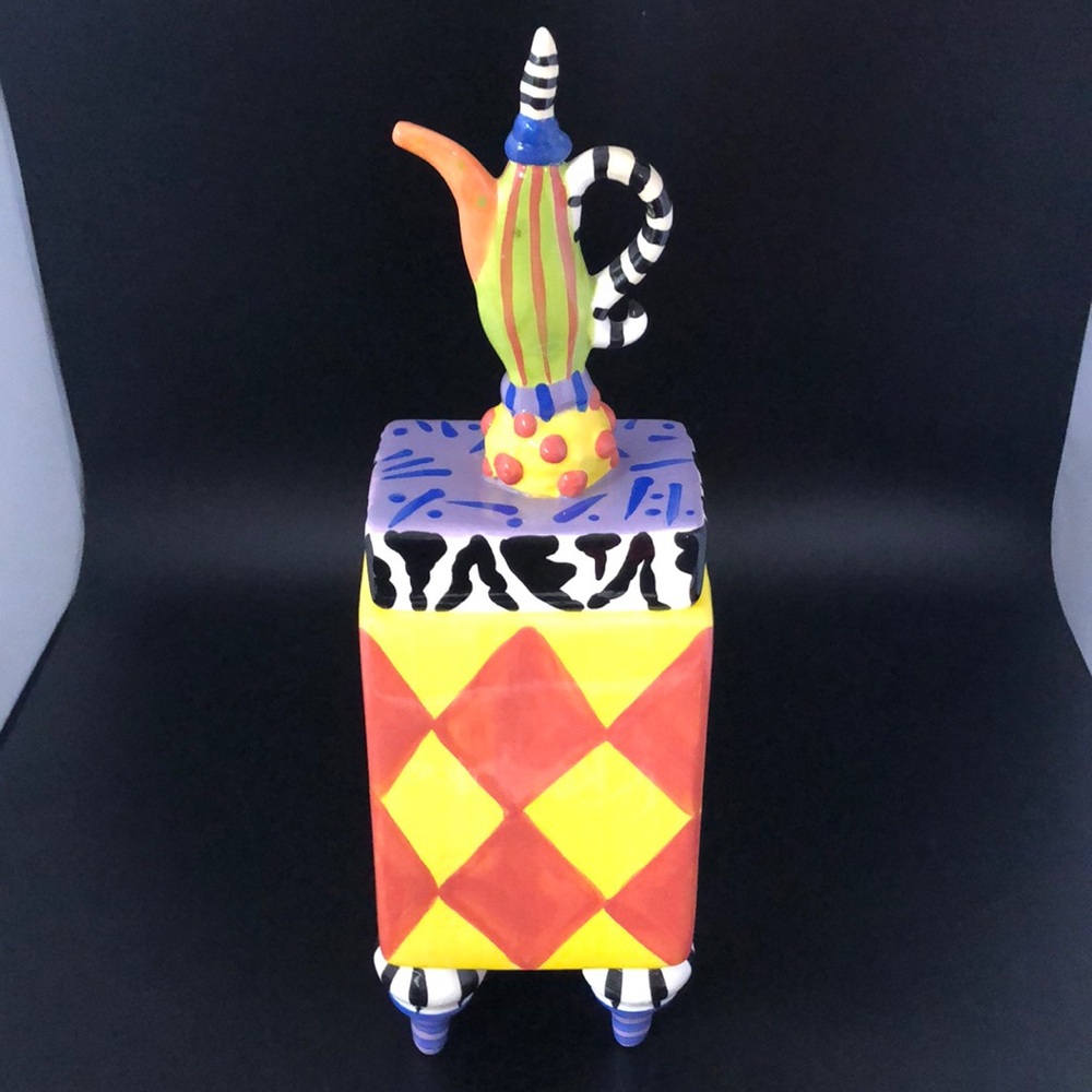 Art container with removable lid with teapot top